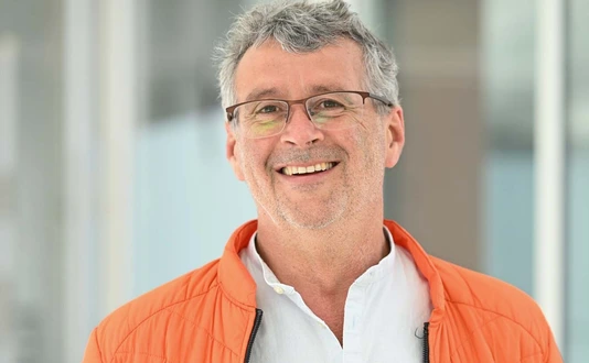 Porträt Holger Prokisch_KI-Erweiterung