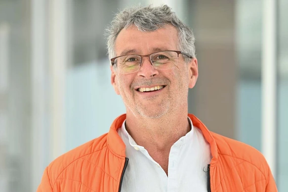 Porträt Holger Prokisch_KI-Erweiterung