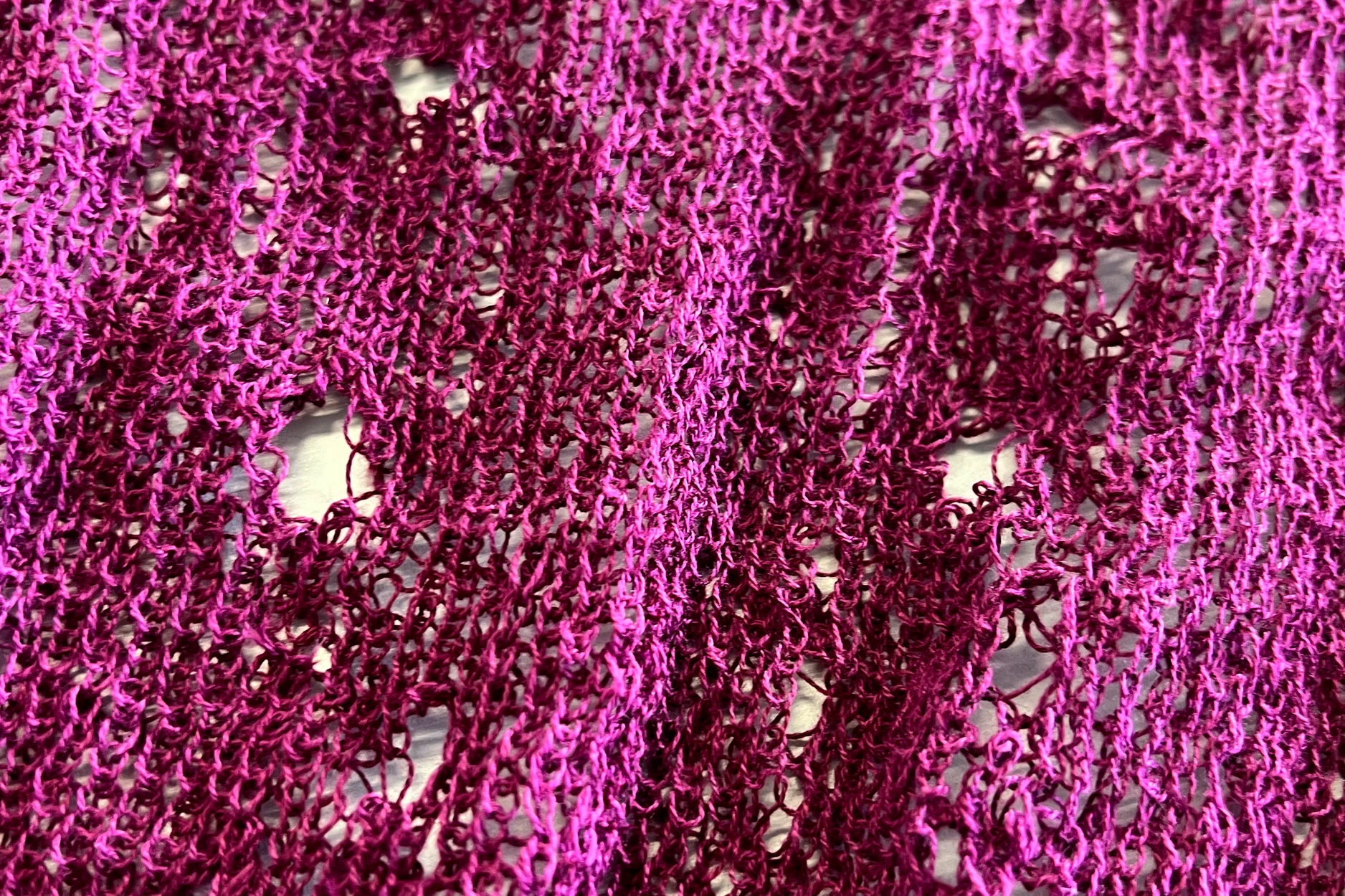 Ein Ergebnis ist ein spitzenartiger Stoff, in dem die Strickfehler zum prägenden Merkmal werden.