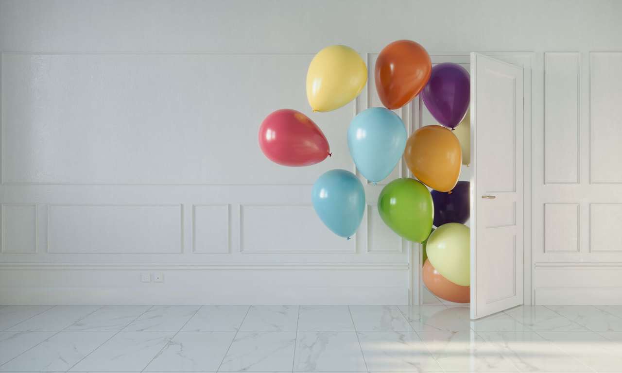 Selbstbestimmt und erfüllt leben mit ACT und PEP Ballons, die aus einer Tür schweben, Freude