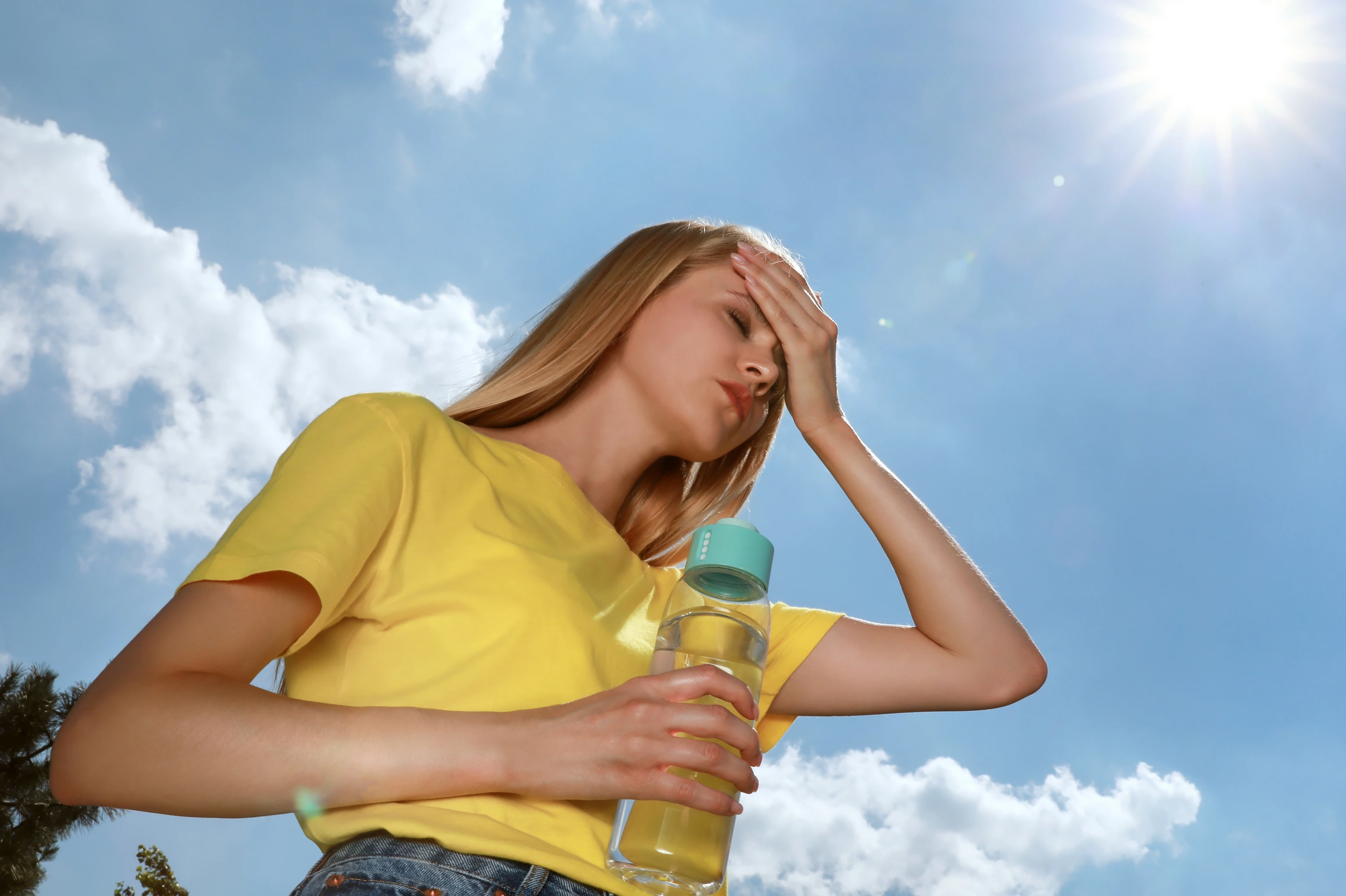 Eine Frau fässt sich an den Kopf während sie an