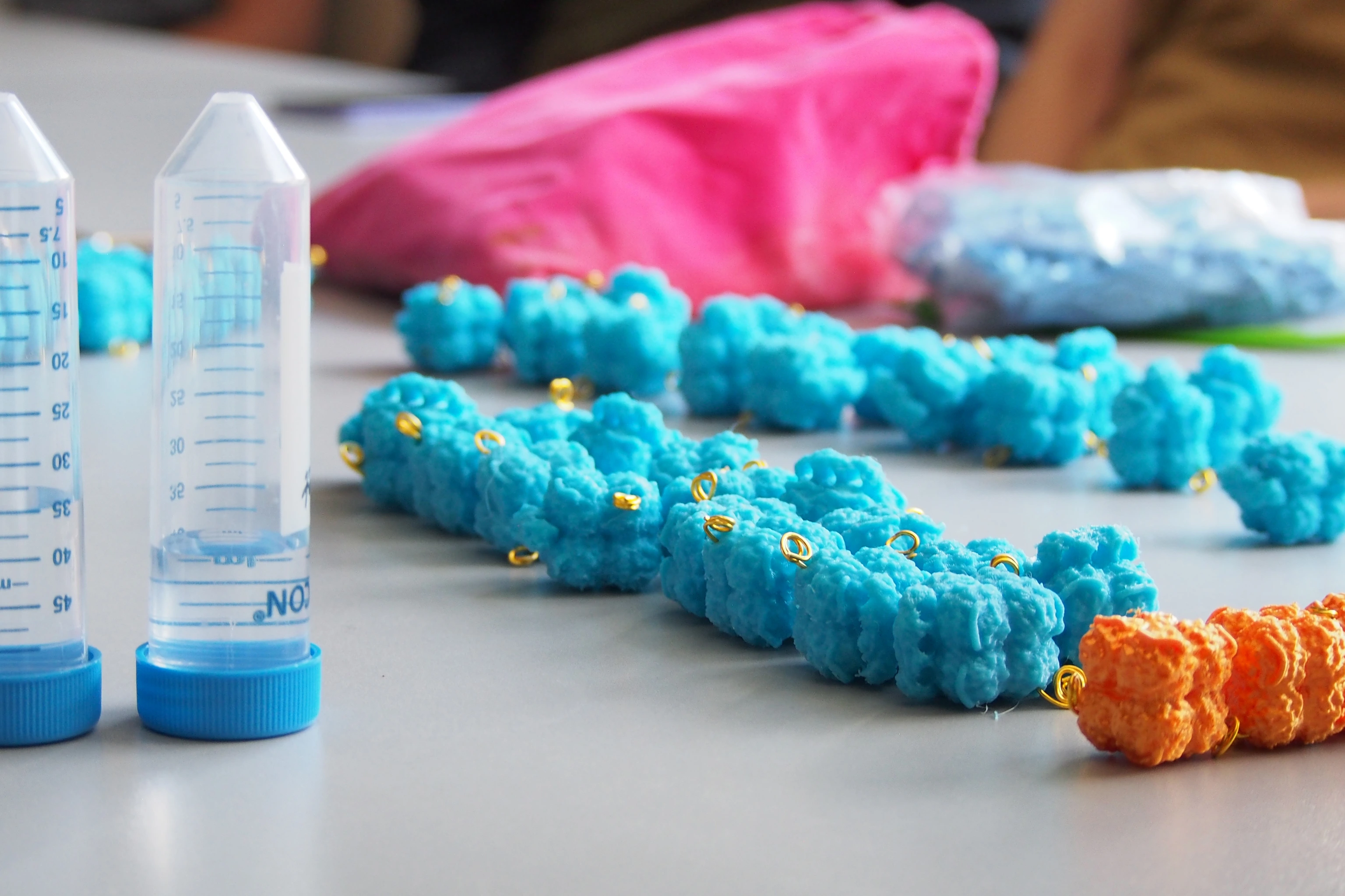 Anna Dumitriu und Wissenschaftler:innen entwickelten 3D-gedruckte Nukleosomen für Cellular Reprogramming Necklace.