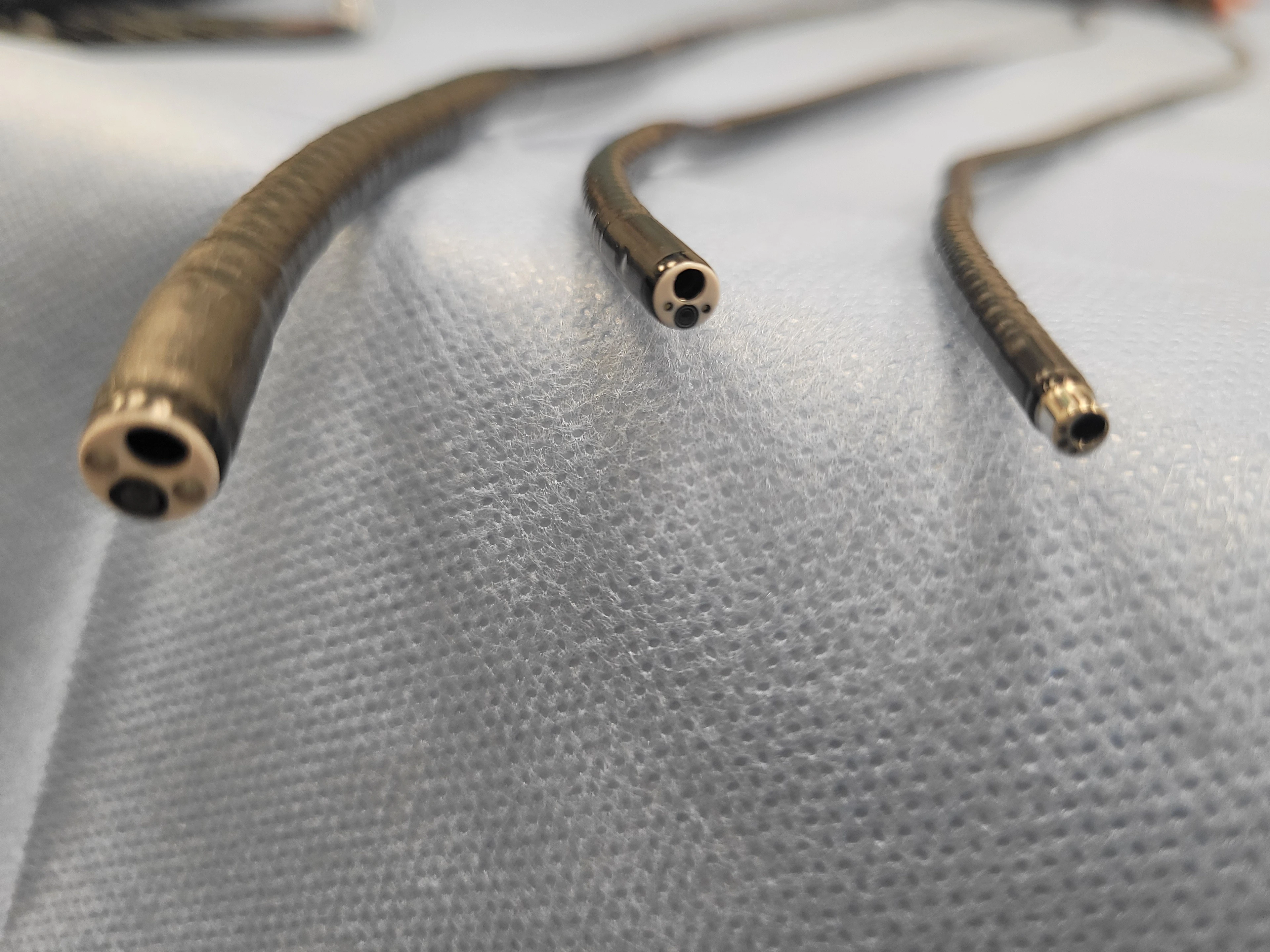 Drei verschiedene Größen von flexiblen Bronchoskopen