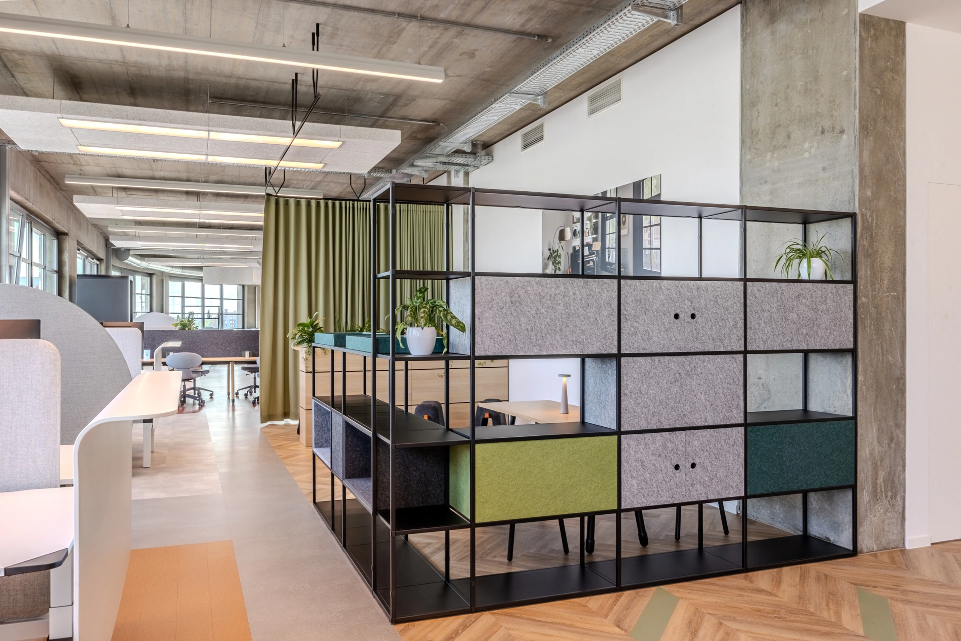 Designflooring_P5_schwarz_Phormyboxen; werbefotograf nikita kulikov