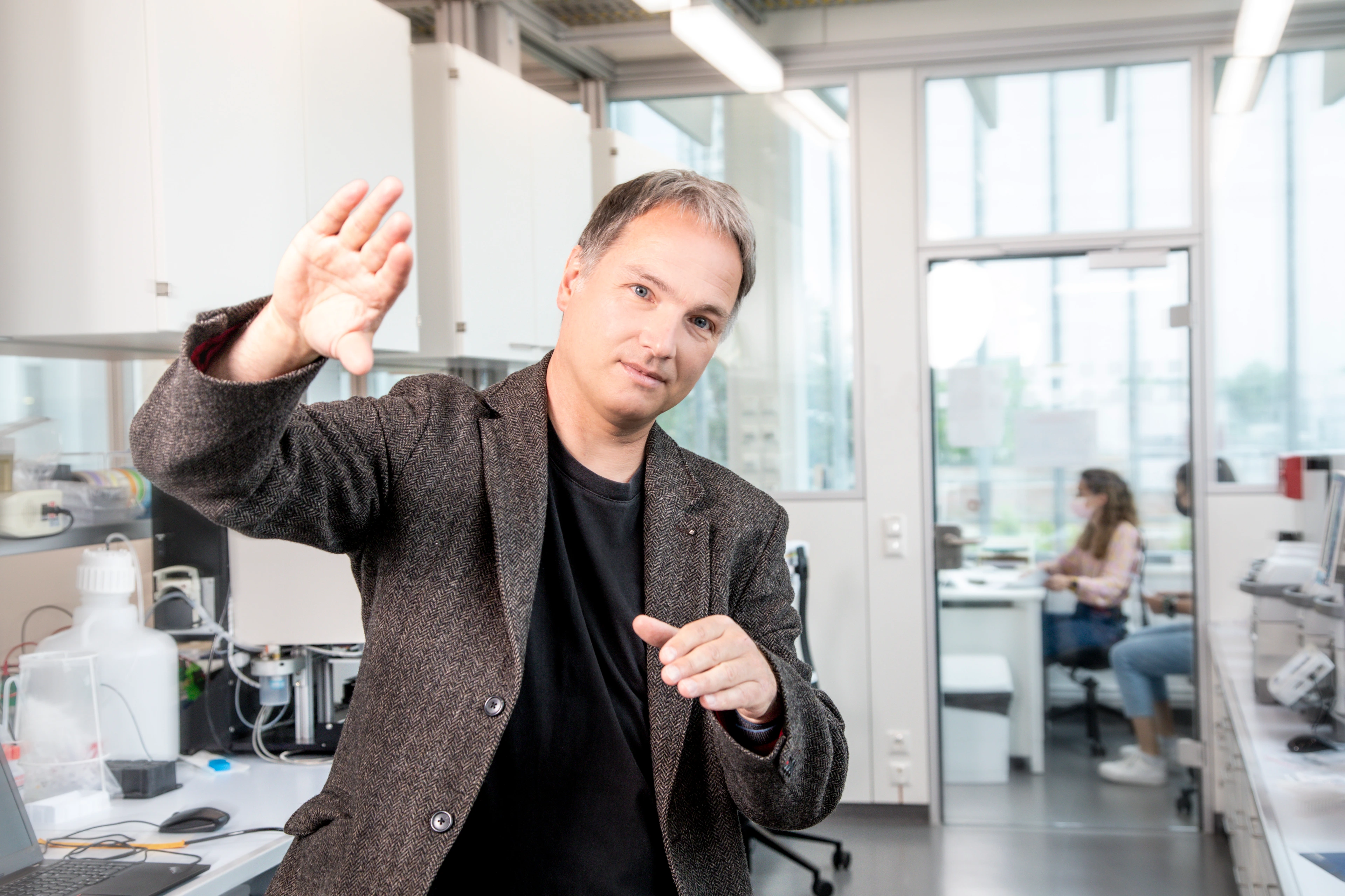 Paul Pfluger im Labor Querformat