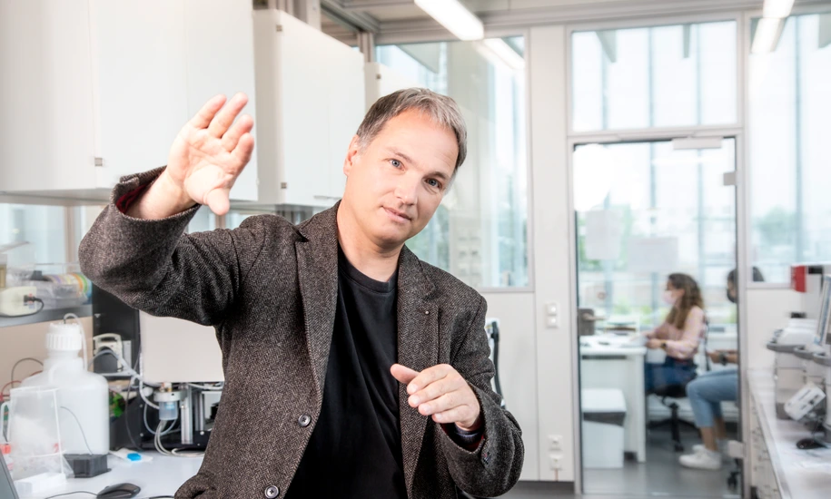 Paul Pfluger im Labor Querformat