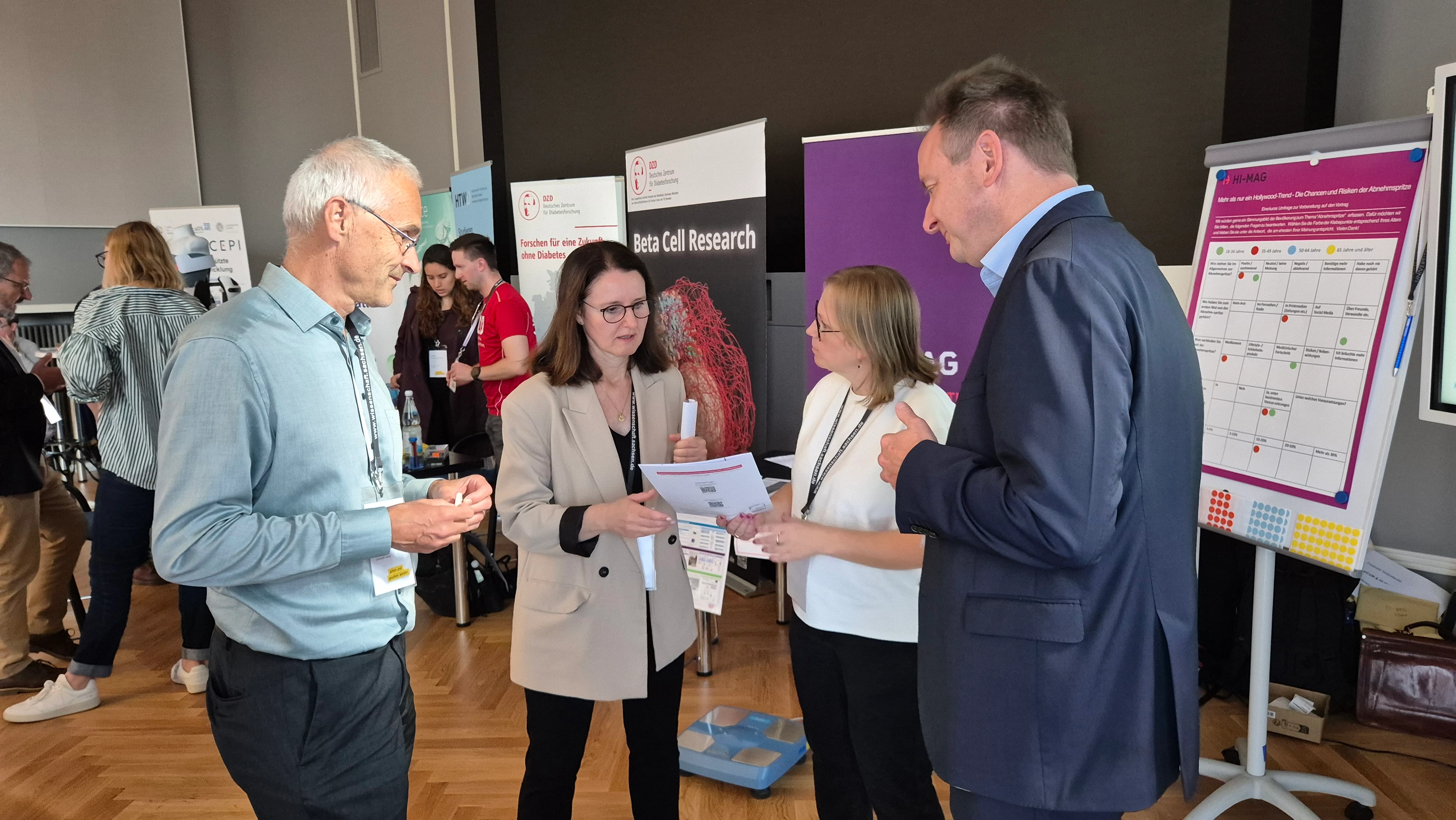 Heike Grassmann (2nd from left), state secretary of the SMWK, in conversation with Prof. Michael Stumvoll (left), Dr. Konstanze Julich-Gruner (2nd from right) and Prof. Matthias Blüher (right)