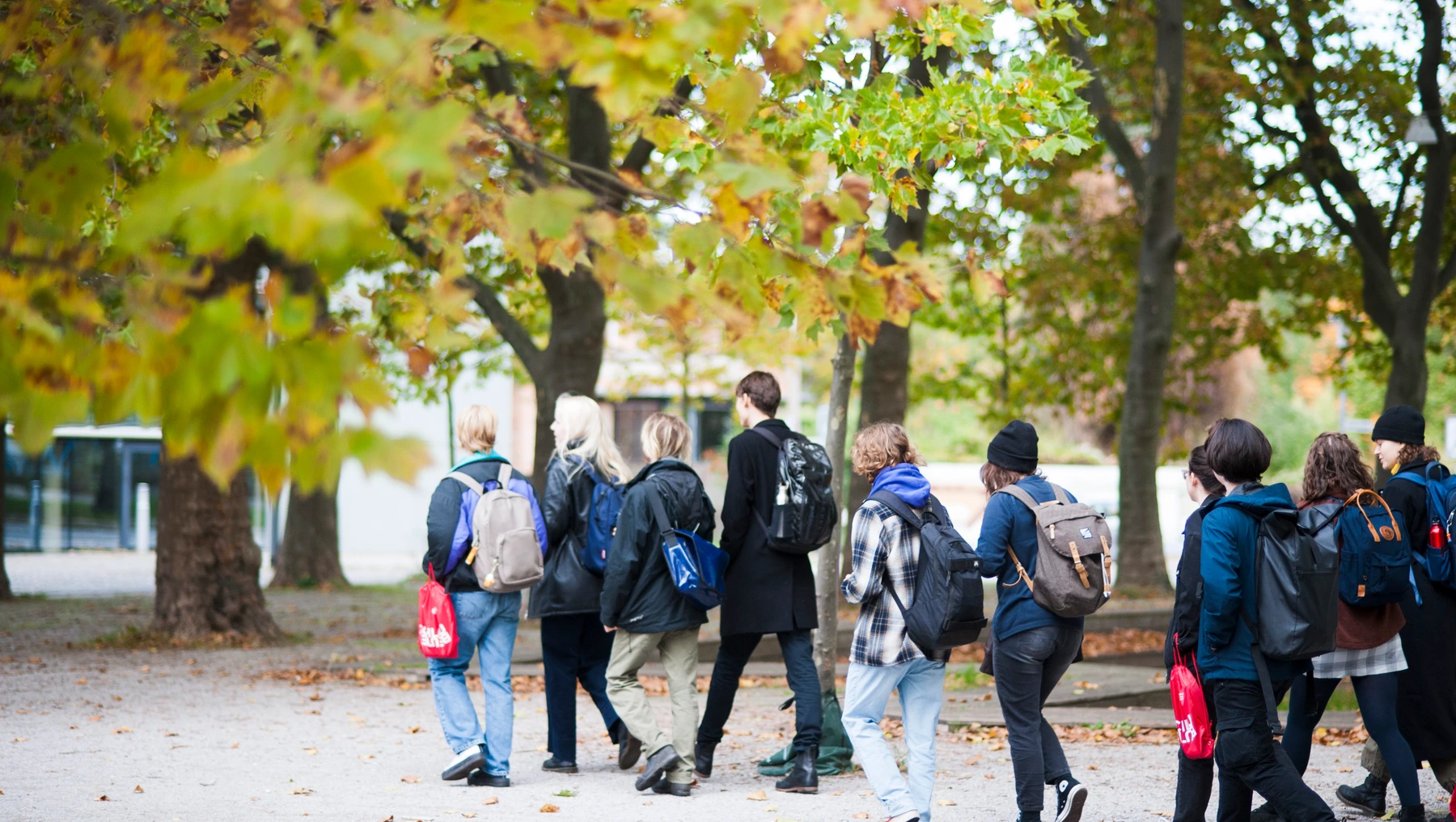 Die neuen Studierenden laufen über den Campus Dessau. Viele von ihnen mit den Erstibeuteln, in denen Sie Informationsmaterial für ihr Studium bekommen haben.