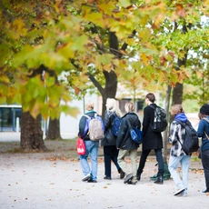 Die neuen Studierenden laufen über den Campus Dessau. Viele von ihnen mit den Erstibeuteln, in denen Sie Informationsmaterial für ihr Studium bekommen haben.