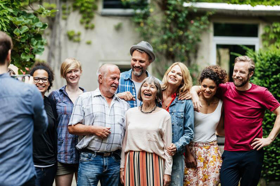 Alt sind nur die anderen? Altern im Blick der Generationen. Fröhliche Gruppe von verschiedenen Altersgruppen
