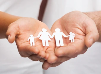 Hände halten schützend Symbol für Familie - Allergie vorbeugen