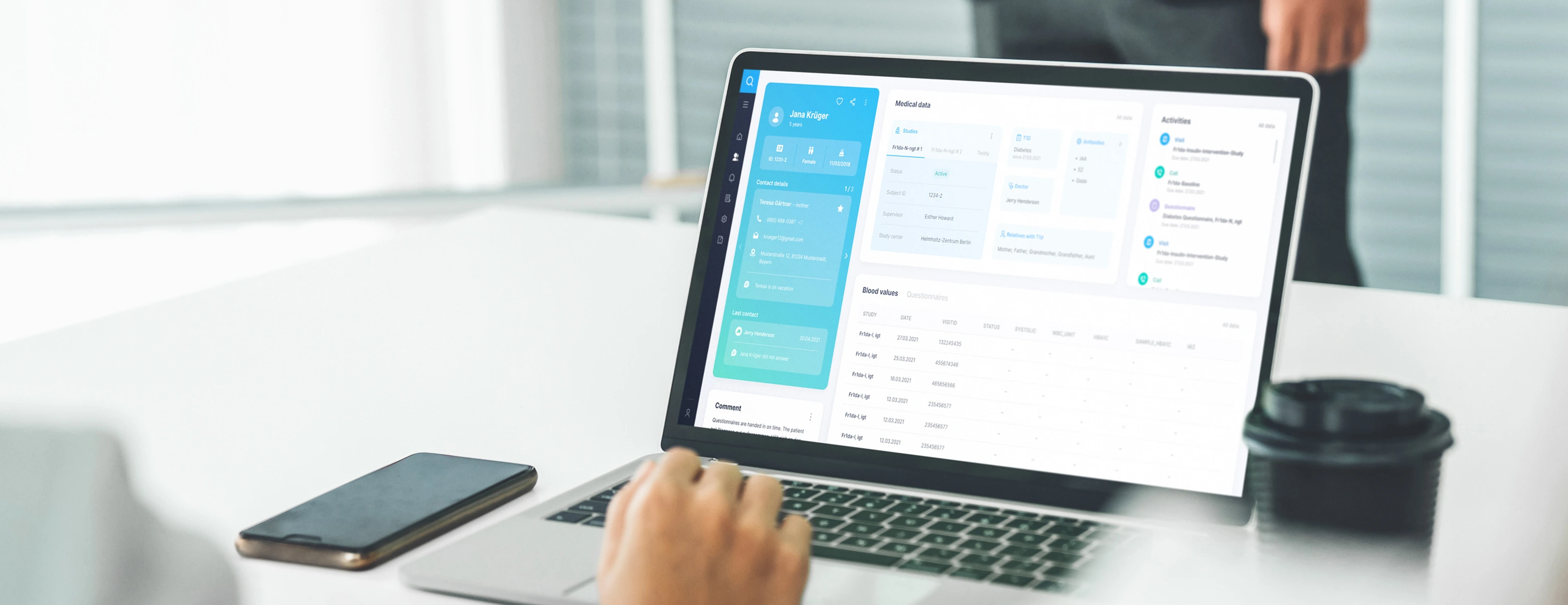 Businesswoman in business meeting using laptop computer proficiently at office_bearbeitet