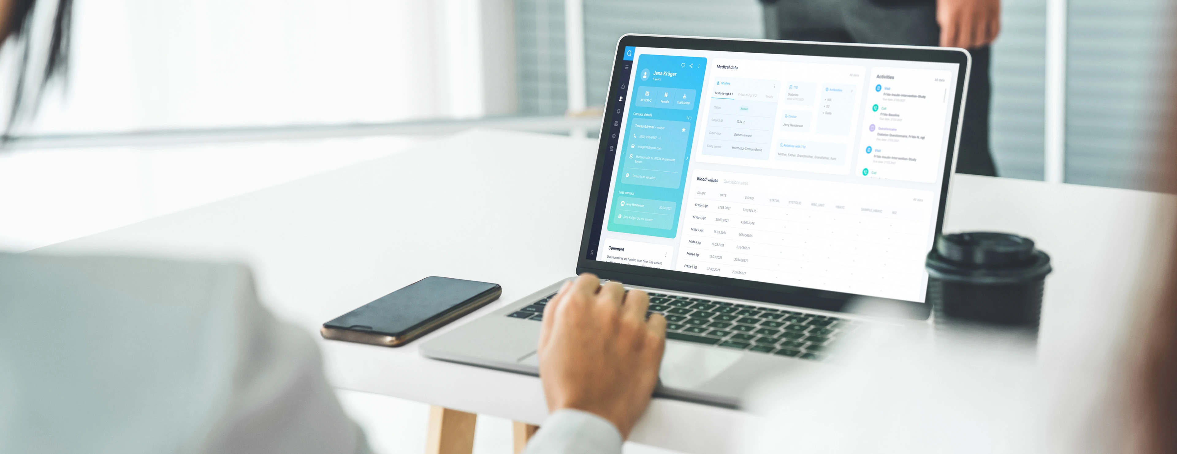 Businesswoman in business meeting using laptop computer proficiently at office_bearbeitet