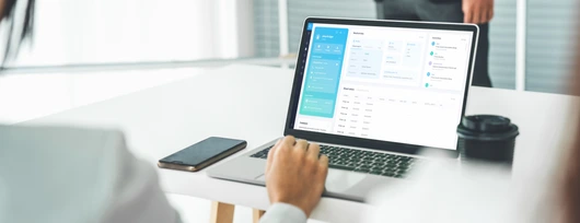 Businesswoman in business meeting using laptop computer proficiently at office_bearbeitet