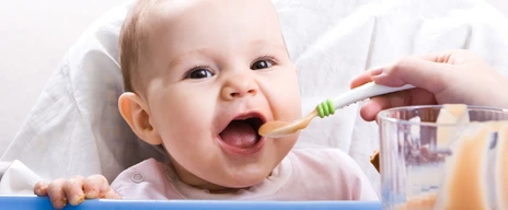 Baby wird gefüttert - Ernährung von Kindern
