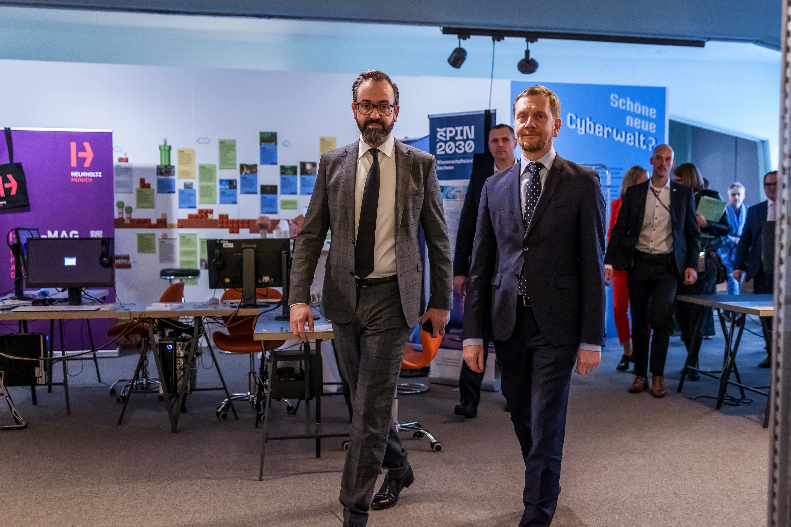 Säch. Ministerpräsident Michael Kretschmer und Sächs. Staatsminister für W-K-T Sebastian Gemkow mit dem HI-MAG-Stand im Hintergrund