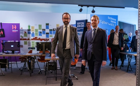 Säch. Ministerpräsident Michael Kretschmer und Sächs. Staatsminister für W-K-T Sebastian Gemkow mit dem HI-MAG-Stand im Hintergrund