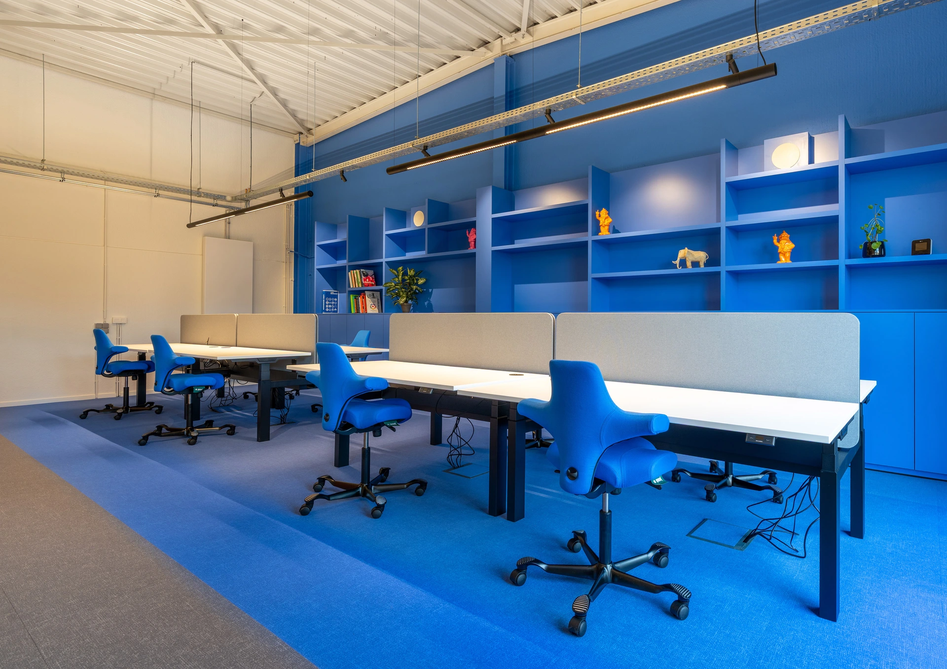 GBL-Referenz_PID-Bench_vor_blauem_Regal; GBL-Referenz_PID-Bench_vor_blauem_Regal