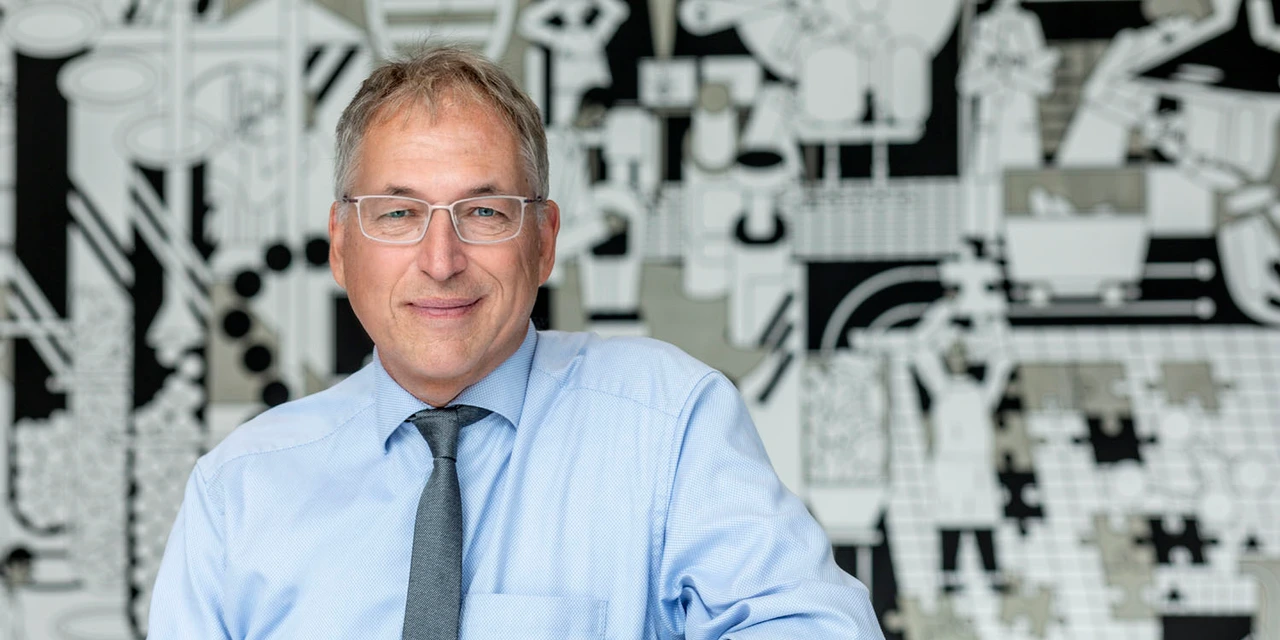 Dr. Michael Frieser vor digitalem Hintergrund