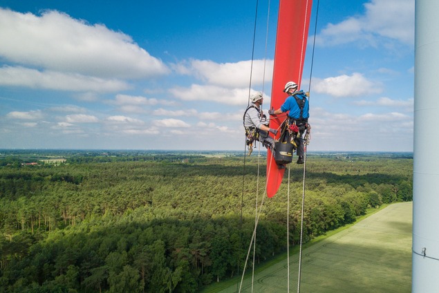 Towers and nacelles cleaning