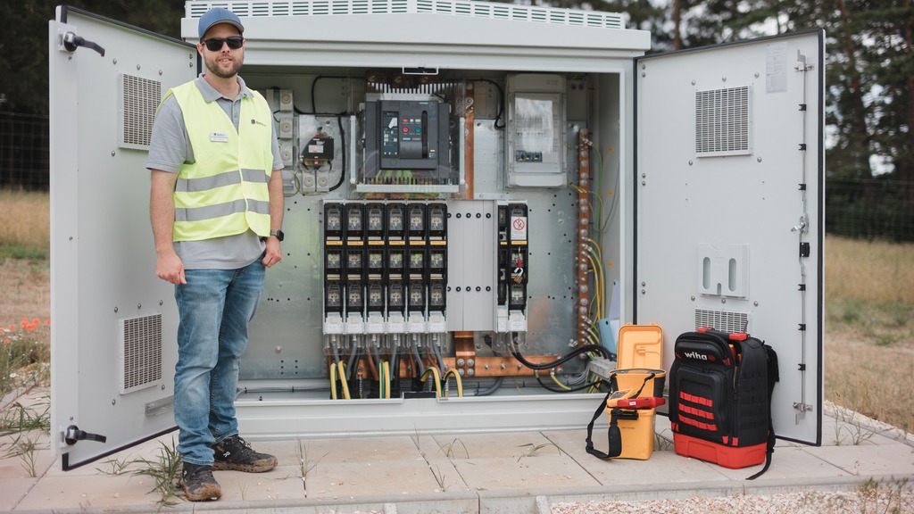 Techniker zeigt Trafostation Kreuth